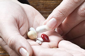 Verschiedene Tabletten  auf einer Hand