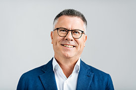 Porträt von Hagen Pfundner, Vorstand der Roche Pharma AG