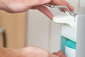 Für medizinisches Personal gilt: Hände waschen und desinfizieren! Das verhindert Infektionen in den Kliniken.