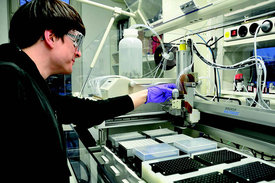 Ein Wissenschaftler bedient im Labor ein Massenspektrometer. 