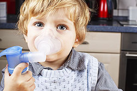 Kind mit Inhalationsgerät