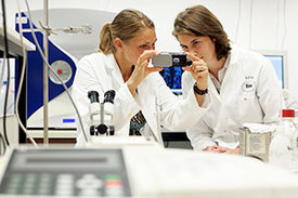 2 Forscherinnen im Labor
