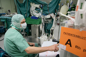 Blick in einen Operationssaal während gerade operiert wird.
