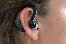 Ein Ohrsensor ist wie ein Hörgerät hinter dem Ohr zu tragen.