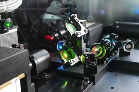 Einblick in die Durchflusszytometrie: Mit der fluoreszenzbasierten Messtechnik können Zellen und andere Partikel untersucht werden. Diese passieren einen Laserstrahl und durch die Emission von optischen Signalen können sie genau analysiert werden.