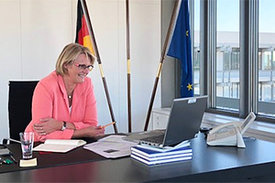 BM Anja Karliczek am Schreibtisch