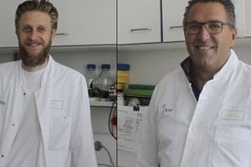 Foto von Dr. Schreiber (links) und Professor Ludwig (rechts) im Labor