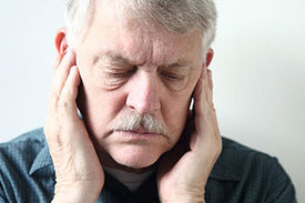 Ein Hörsturz kann sich durch plötzlich einseitige Hörprobleme („Innenohr-schwerhörigkeit“) bemerkbar machen.