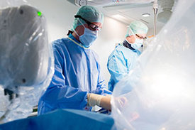 Vielen Patientinnen und Patienten mit verengten Herzkranzgefäßen werden Stents implantiert.