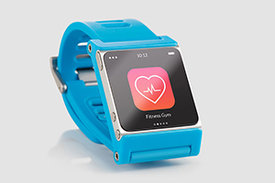 Blaue Smartwatch mit Fitness-App auf dem Display