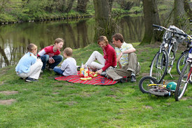 Familie picknickt am Fluss
