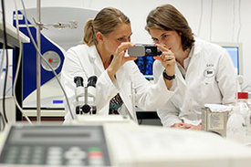 Zwei Wissenschaftlerinnen im Labor.