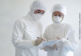 Zwei Wissenschaftler in kompletter Schutzausrüstung
