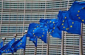 EU-Flaggen vor dem Gebäude der europäischen Kommission in Brüssel