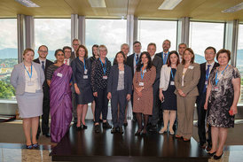 Vertreterinnen und Vertreter der Mitglieder des Global AMR R&D Hub