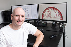 Dr. Konstantin Sparrer forscht am Institut für Molekulare Virologie zur Modulation der angeborenen Immunabwehr